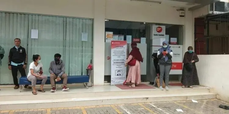 Warga Ramai-ramai Tarik Uang di ATM Bank Banten