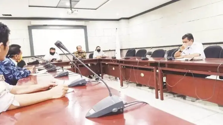 RAPAT: DPRD Kota Tangerang saat menggelar rapat dengar pendapat dengan Dinas Sosial Kota Tangerang, kemarin. (IRFAN/SATELIT NEWS)