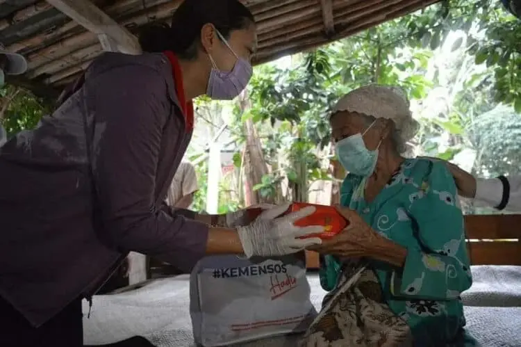 Kemensos Serahkan 2.000 Paket Sembako di Ciputat