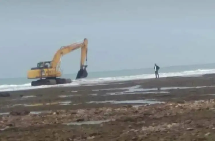 Diduga Reklamasi Tak Berizin Beroperasi di Pantai Carita