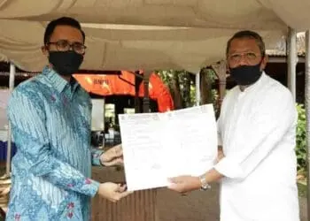 BANTUAN : Wakil Walikota Tangsel, Benyamin Davnie menerima bantuan secara simbolis dari perwakilan PT hero Supermarket. (ISTIMEWA)