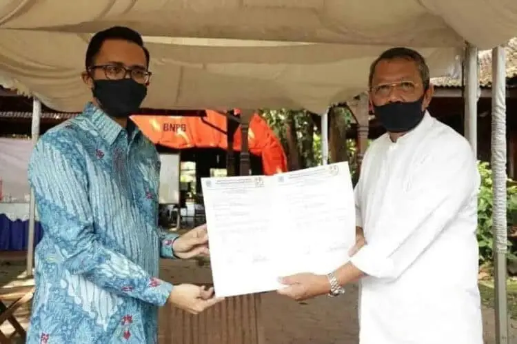 BANTUAN : Wakil Walikota Tangsel, Benyamin Davnie menerima bantuan secara simbolis dari perwakilan PT hero Supermarket. (ISTIMEWA)