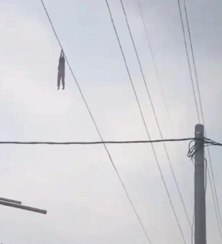 Bocah Bergelantungan di Kabel Sutet Bikin Heboh
