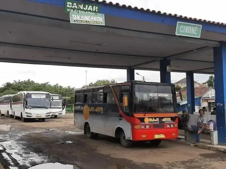 MENUNGGU PENUMPANG: Bus AKAP di terminal Kaduagung Lebak, terparkir menunggu penumpang yang setiap harnya berkurang. (DOK/SATELIT NEWS)