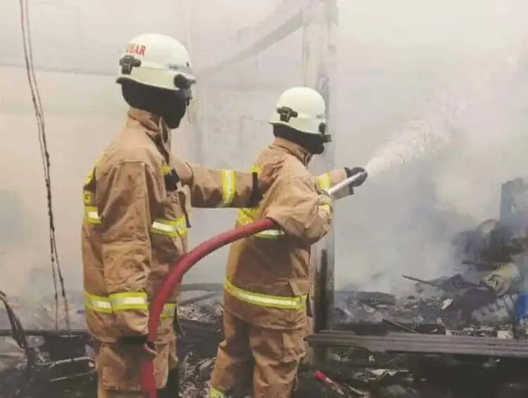 Dua Rumah dan Gudang Limbah Plastik Ludes Terbakar