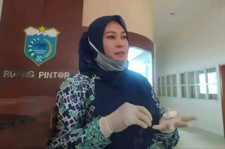 Bupati Irna Minta Warga Tak Tolak Pemakaman Jenazah Covid-19