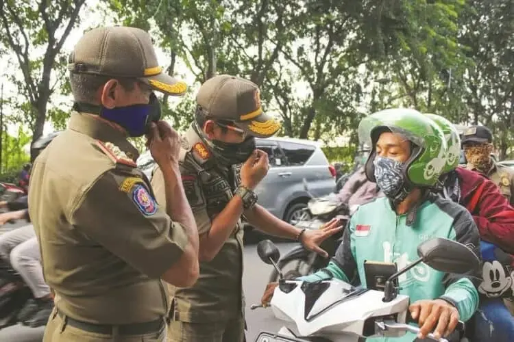 Tak Pakai Masker, Pesepeda Motor di Kota Tangerang Dihentikan