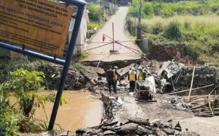 Diterjang Derasnya Air Kali Angke, Jembatan di Villa Pamulang Ambrol