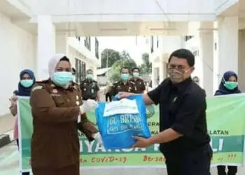 Kejari Tangsel dan Kemensos Bagikan Paket Sembako