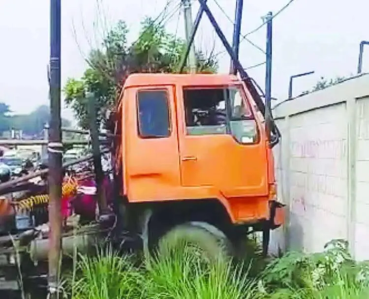 Truk Kontainer Tubruk Pengendara, Dua Tewas
