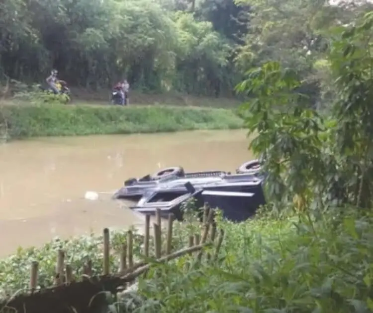 Jeep Nyungsep ke Sungai Cadas, 1 Tewas