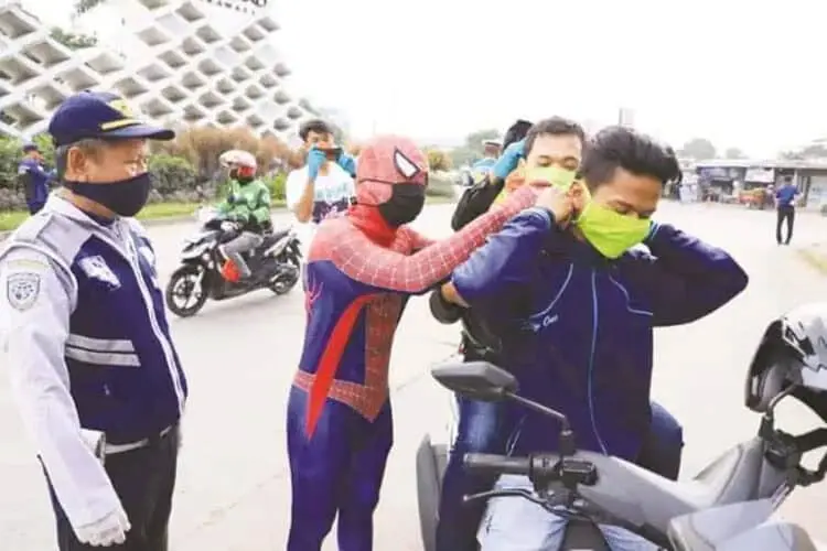 Spiderman Ikut Bantu Petugas Tegur Warga Tak Patuh PSBB