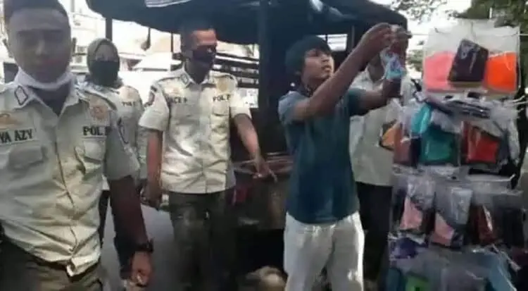 Pedagang Masker dan Petugas Satpol PP Adu Mulut