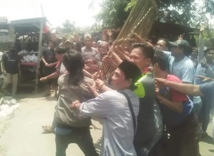 Pedagang di Teluknaga Blokade Jalan Perumahan