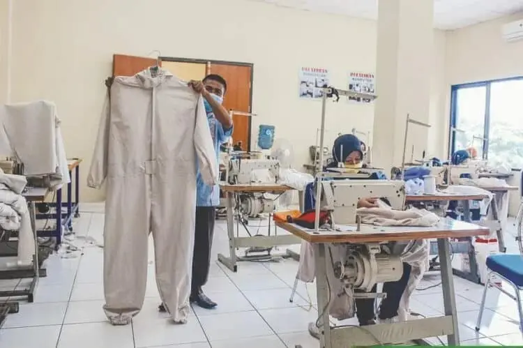 Cari Bahan di Cipadu, Satu APD Digarap 3 Hari