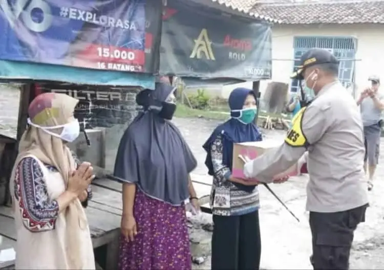 Sisir Rumah Warga, Polres Pandeglang Salurkan Bantuan