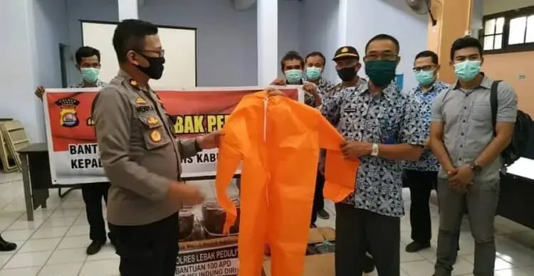 Polres Lebak Sumbang 100 Baju Hazmat ke Dinkes