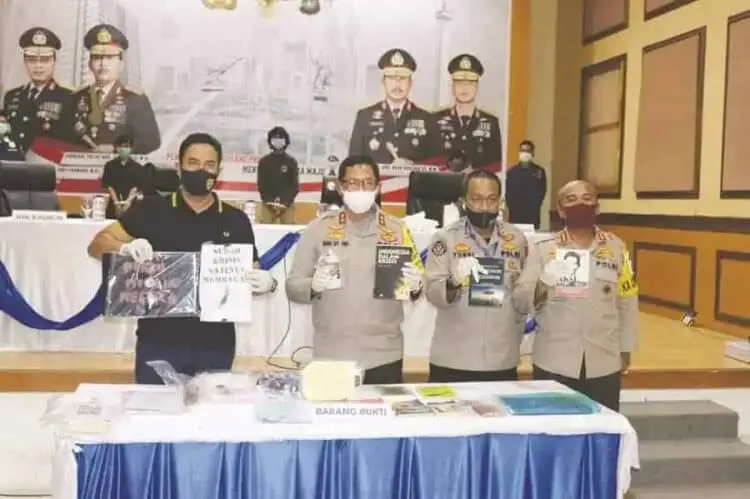 Tulis “Sudah Krisis Saatnya Membakar”, Lima Pemuda Ditangkap