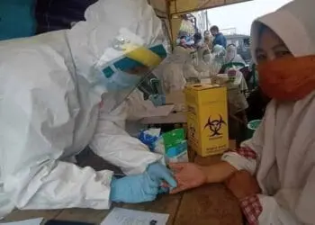 RAPID TEST DIGELAR DI PASAR: Dinas Kesehatan (Dinkes) Pandeglang dan Provinsi Banten telah menggelar pelayanan pemeriksaan Rapid Test di Pasar Pandeglang dan Labuan, Kamis (23/4). (NIPAL SUTIANA/SATELIT NEWS)