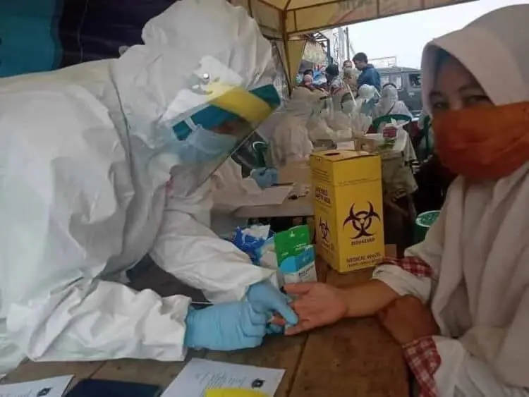 RAPID TEST DIGELAR DI PASAR: Dinas Kesehatan (Dinkes) Pandeglang dan Provinsi Banten telah menggelar pelayanan pemeriksaan Rapid Test di Pasar Pandeglang dan Labuan, Kamis (23/4). (NIPAL SUTIANA/SATELIT NEWS)