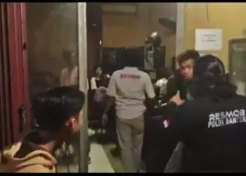 Polisi Bubarkan Sekelompok Pemuda yang Asyik Main Game Online
