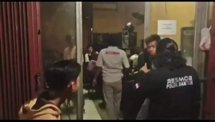 Polisi Bubarkan Sekelompok Pemuda yang Asyik Main Game Online