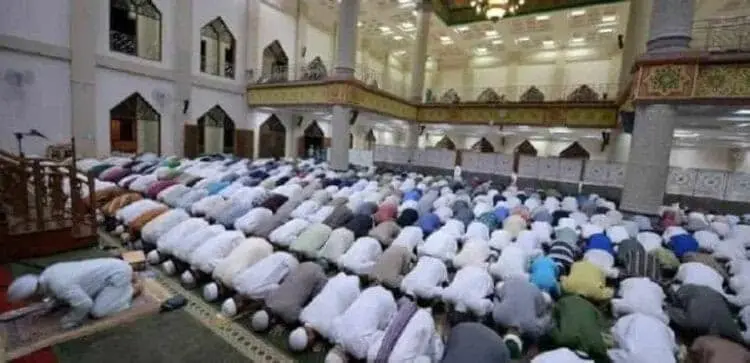 BERJAMAAH: Warga Kota Tangsel sedang melaksanakan salat berjamaah di masjid pada bulan Ramadan tahun lalu. (DOKUMEN/ISTIMEWA)