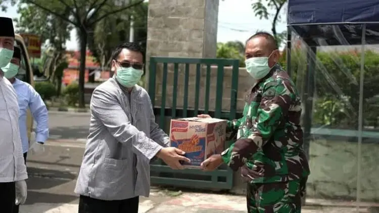 Ditutup Sementara, Tangcity Mall Bagikan Paket Beras ke Ojol