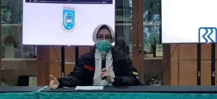 BAGI SEMBAKO: Menteri Sosial Juliari P Batubara bersama Walikota Tangsel Airin Rachmi Diany membagikan sembako kepada warga. (ISTIMEWA)