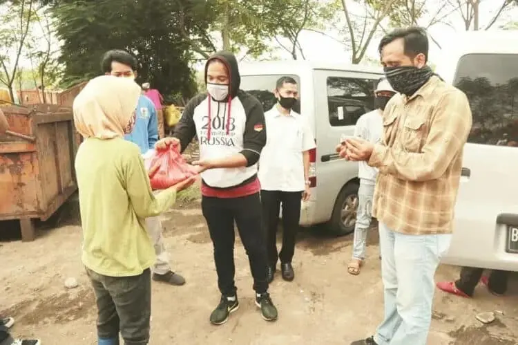 Jurnalis Kota Tangerang Bagikan Sembako ke 310 Pemulung TPA Rawa Kucing