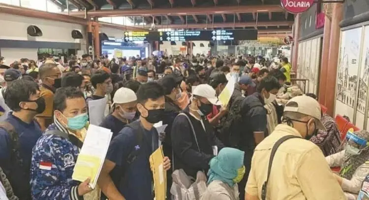 Calon Penumpang Berjubel di Bandara Soetta Tangerang
