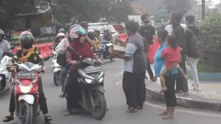 HMI dan Satlantas Polres Lebak Bagikan Takjil ke Pengendara