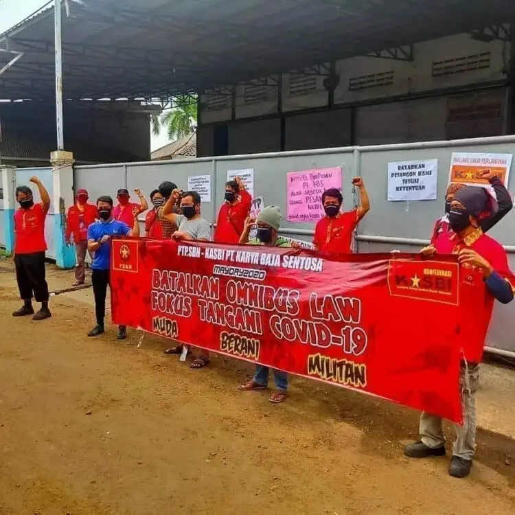 Demo di Hari Buruh, Puluhan Buruh Tuntut Pesangon Perusahaan
