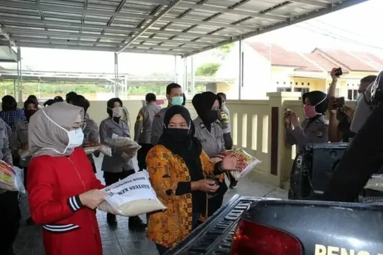 Istri Polisi Berbagi Sembako ke Lansia dan Janda