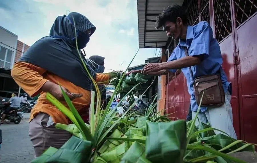 Ketupat Lebaran Tetap Diburu
