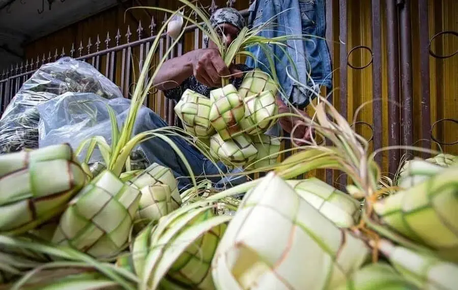 Ketupat Lebaran Tetap Diburu