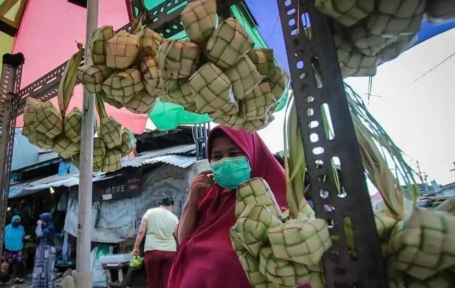 Ketupat Lebaran Tetap Diburu