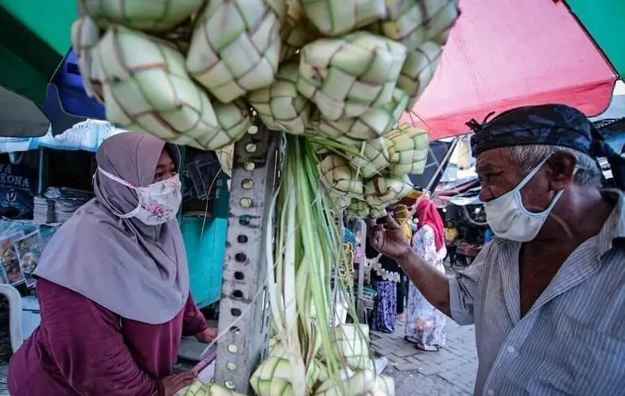 Ketupat Lebaran Tetap Diburu