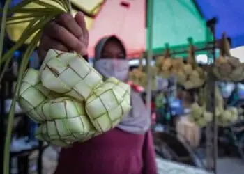 Ketupat Lebaran Tetap Diburu