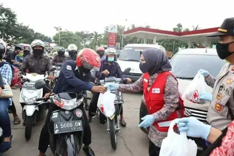 Telusuri Jalan Pusat Kota, PMI Banten Bagikan 700 Takjil