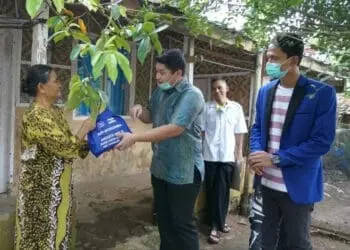 Cegah Kerumunan, Anggota DPR RI Blusukan Bagikan Sembako ke Rumah Warga
