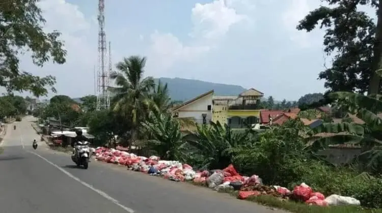 Sempat Dikeruk, Sampah Liar Itu Muncul Lagi