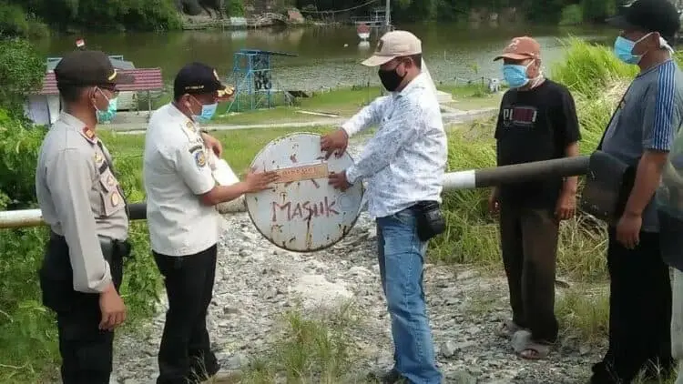 Tetap Buka di Masa PSBB, Wisata Danau Biru Cisoka Disegel