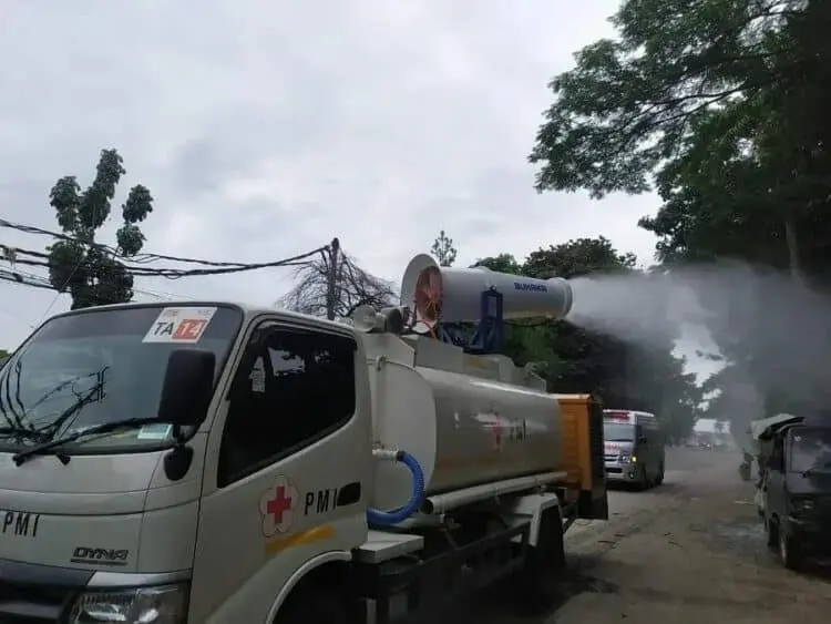 Jalan Protokol di Kota Tangsel Disemprot Disinfektan