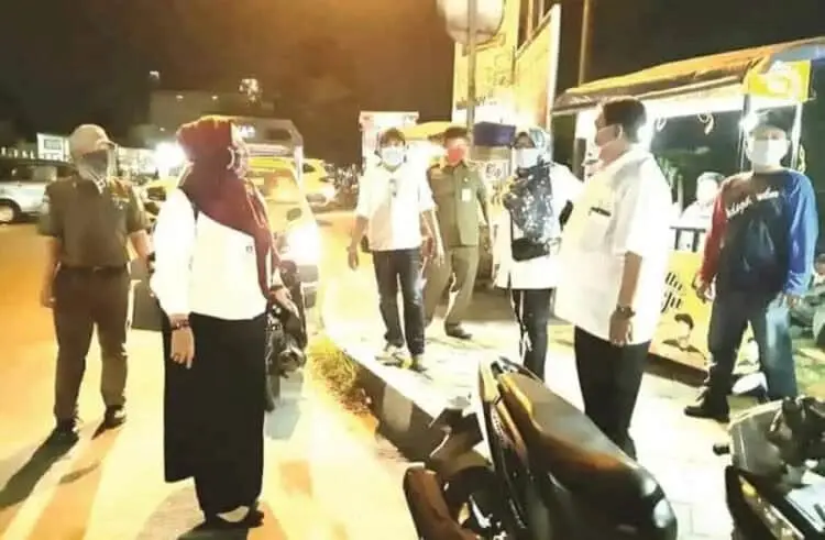 Malam-malam, Pemkot Tangerang Sidak PKL di Jalan Sipon