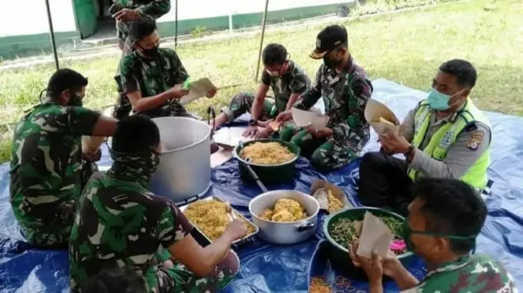 TNI-Polri di Pandeglang Kompak Memasak untuk Warga Terdampak Covid-19