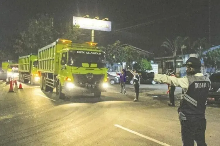 Dilarang Lewat Kota Tangerang, Petugas Dishub Paksa Truk Putar Arah