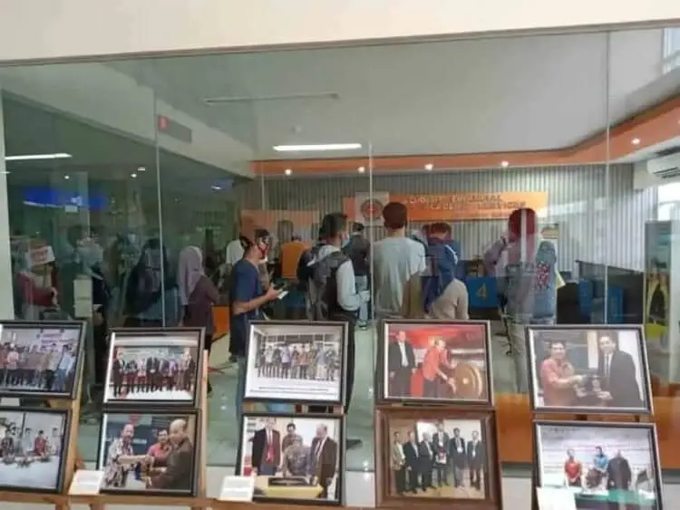 Validasi Pembayaran Terkendala, Mahasiswa Unsera Antre di Tengah Pandemi
