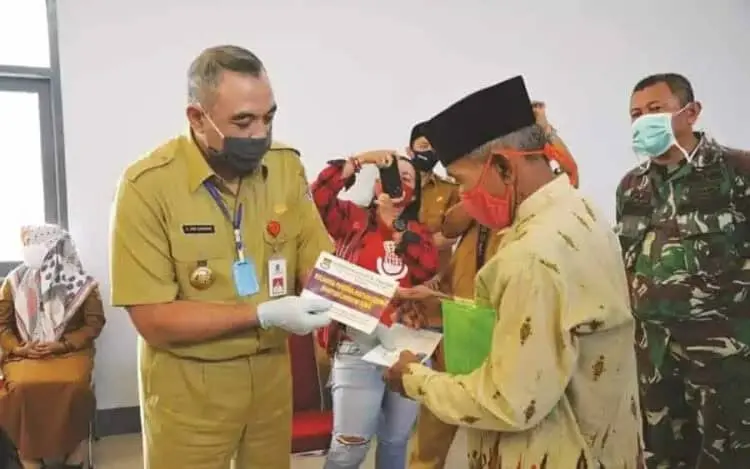 Salurkan BLT, Bupati Zaki: Gunakan untuk Beli Sembako, Bukan yang Lain