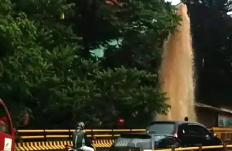Tersumbat Sampah, Air dari Pipa Perumdam TKR Menyembur